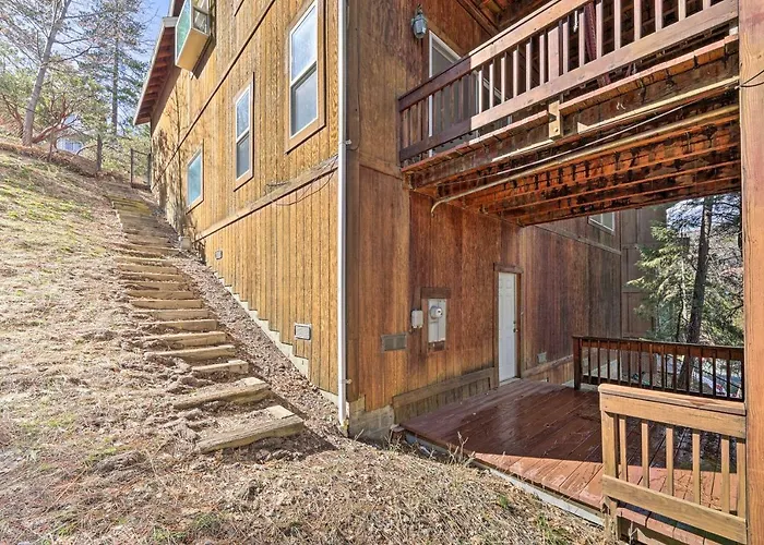 Woodland Cabin In Lake Arrowhead: W/Two Decks