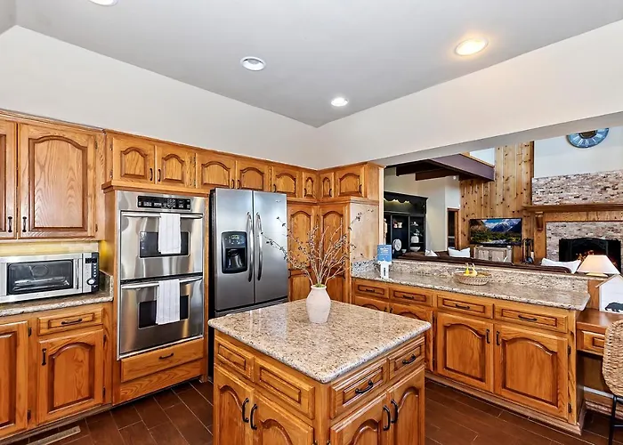 Stunning Lake View Game Room Spa Walk To Village