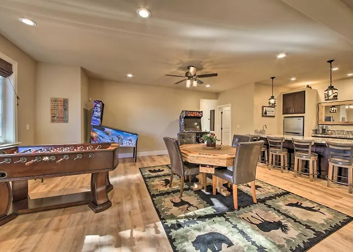 'Sugar Bear Lodge' W/ Game Room - 5 Mi To Village!